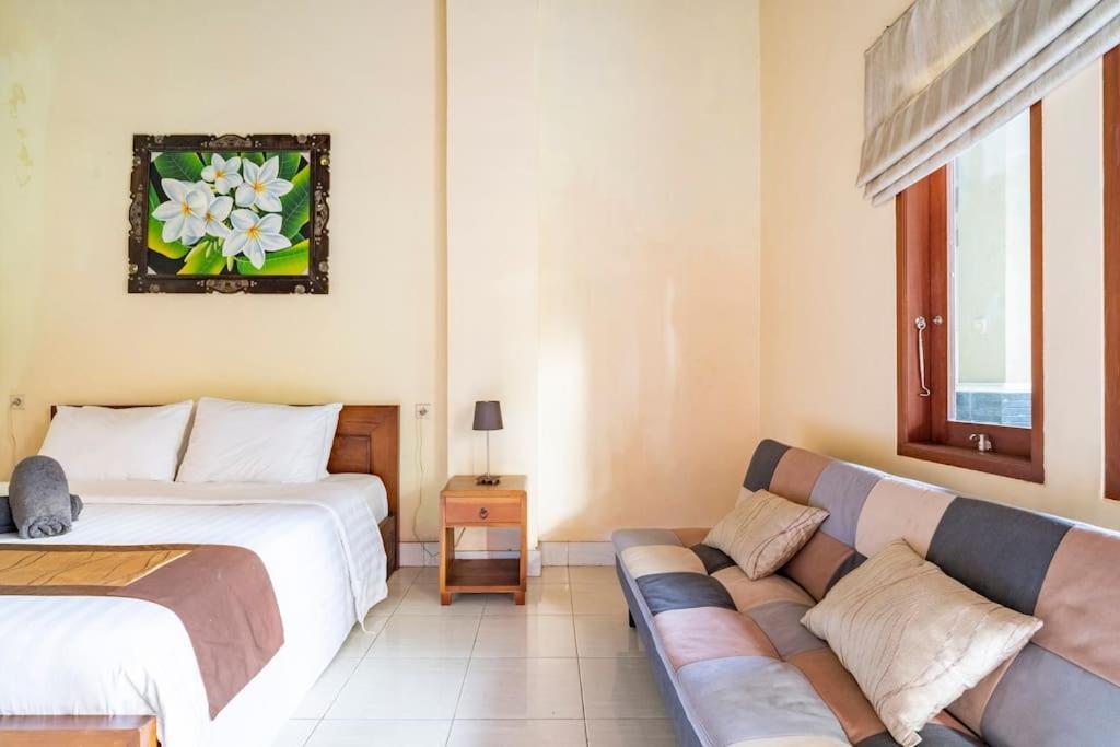 Villa Kenanga In Meninting By The Beach Mataram Buitenkant foto