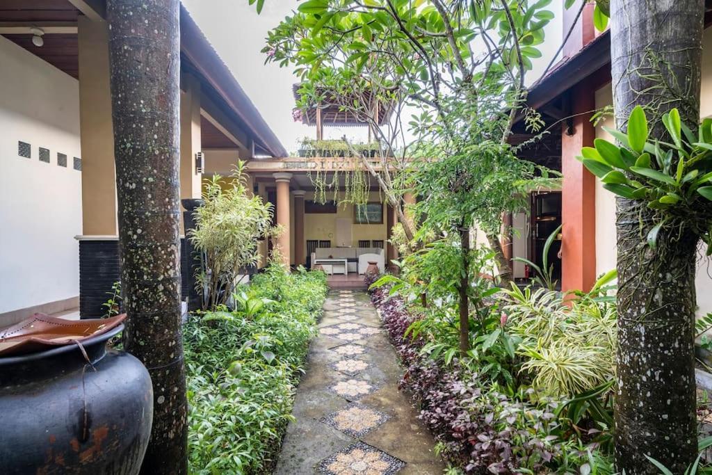 Villa Kenanga In Meninting By The Beach Mataram Buitenkant foto
