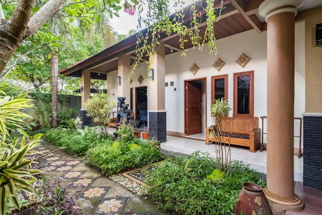 Villa Kenanga In Meninting By The Beach Mataram Buitenkant foto